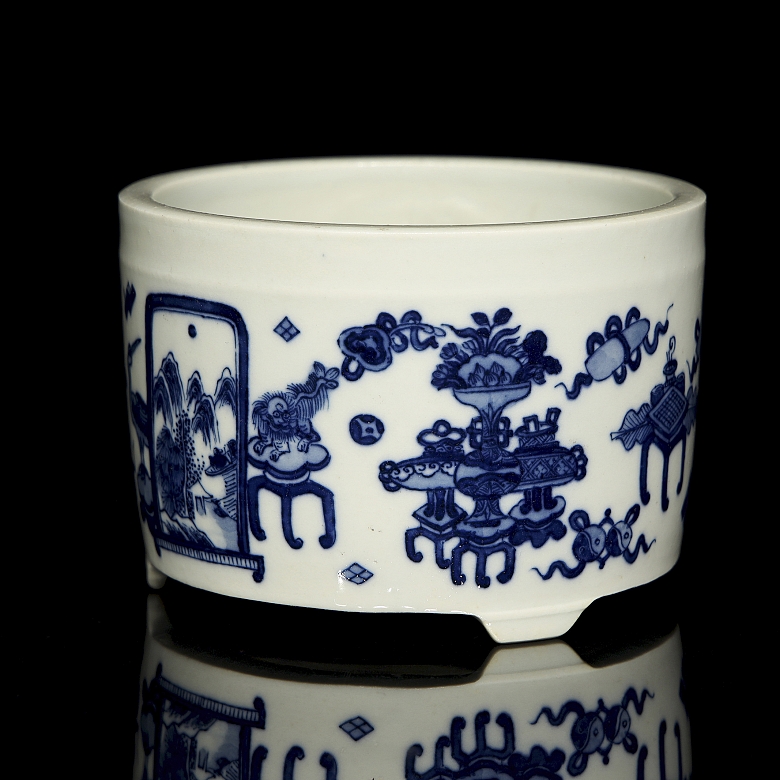 White and blue porcelain brush holder ‘Bogu hua’, with Kangxi seal