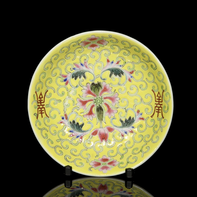 Tres platos de porcelana esmaltada