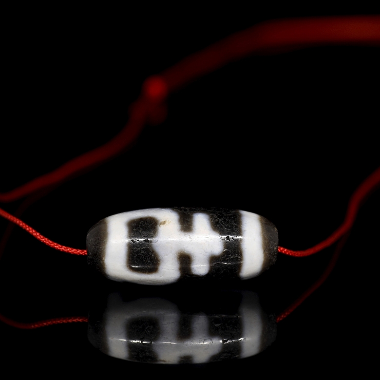 Two-color carved agate Dzi bead, Tang dynasty