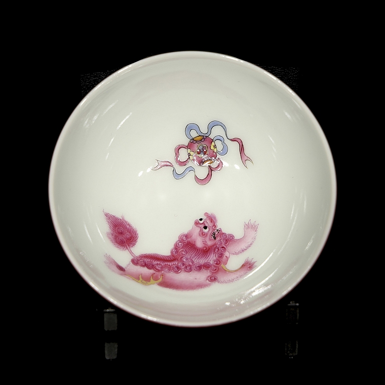 Pequeña taza de porcelana esmaltada