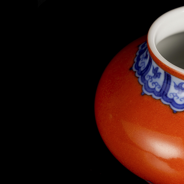 Tintero de porcelana esmaltada en azul y rojo, con marca Yongzhen