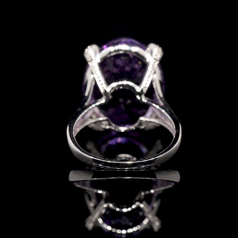 Anillo de oro blanco 18 kt con amatista y diamantes - 3