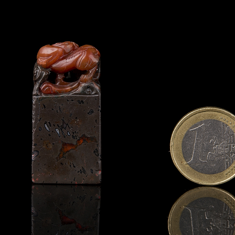 Nanhong agate seal ‘Dragon’, Qing dynasty