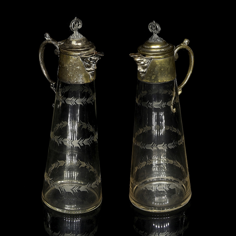 两只维多利亚风格的酒壶，19世纪。