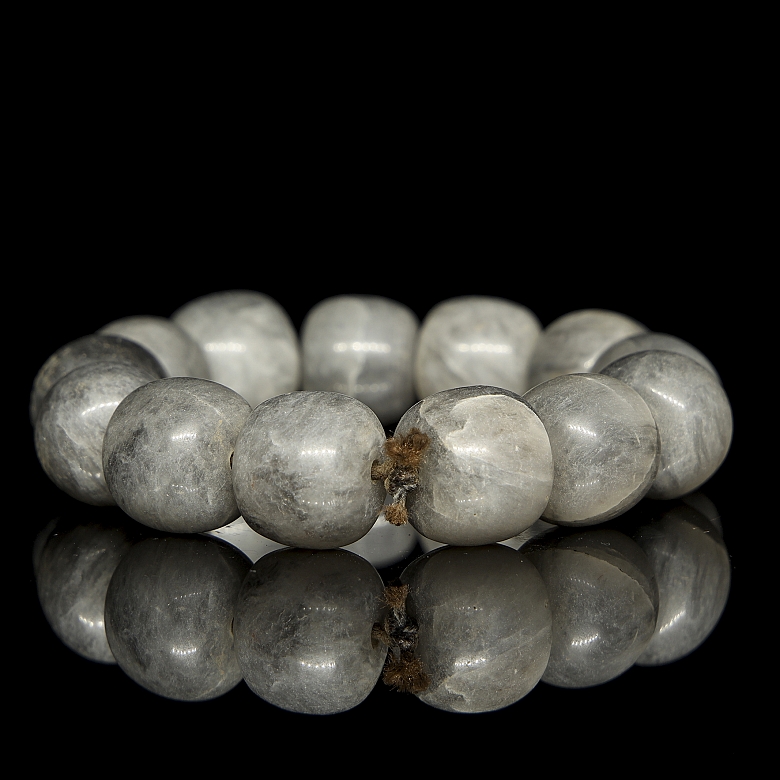 Bracelet with thirteen greyish jade beads, 20th century