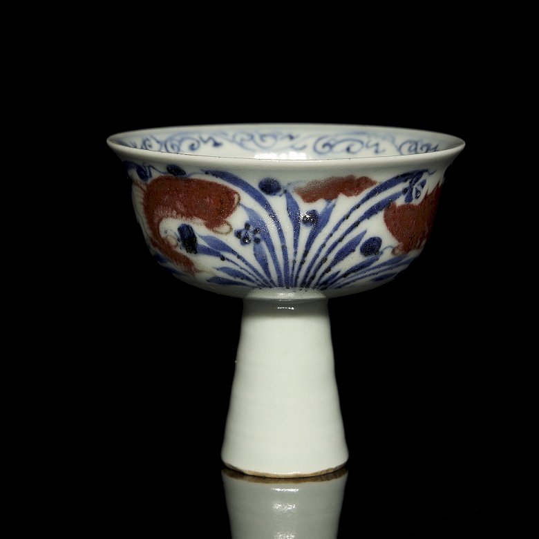 Glazed porcelain cup ‘Fish among seaweed’, Ming style - 1