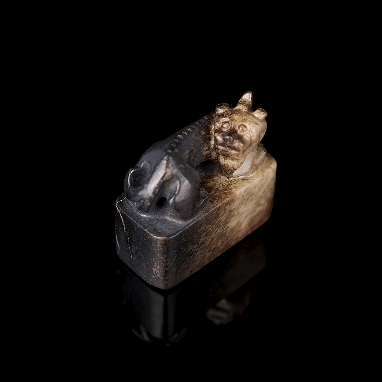 Two-coloured carved jade seal ‘Beast’, Ming dynasty
