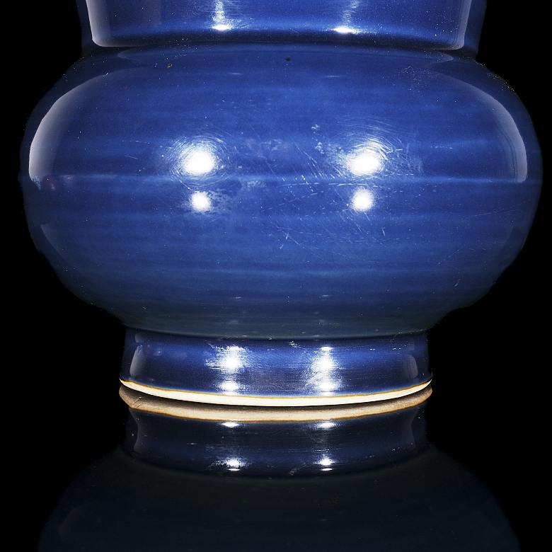 Recipiente de cerámica con esmalte azul, dinastía Ming