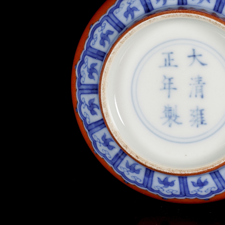 Tintero de porcelana esmaltada en azul y rojo, con marca Yongzhen