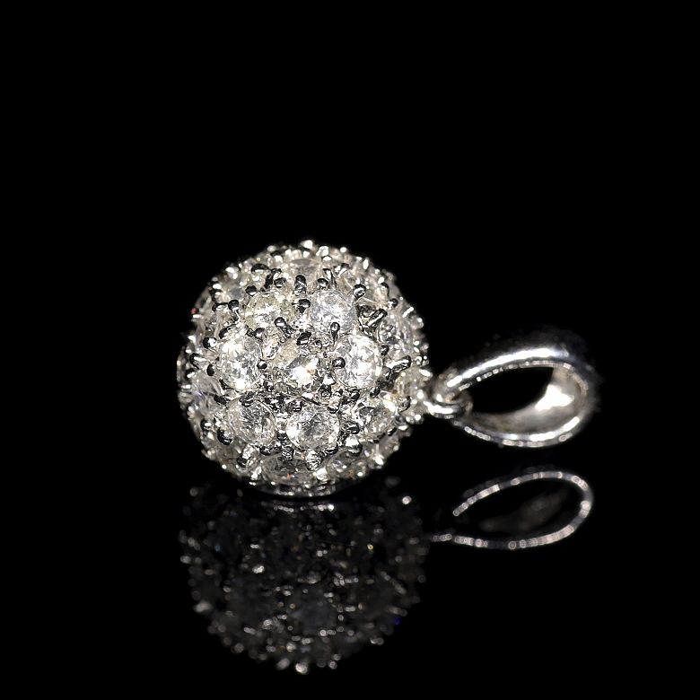 Colgante en oro blanco de 18 kt y diamantes