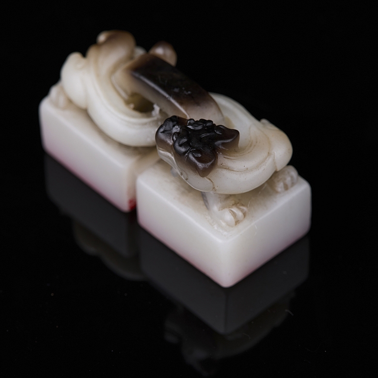Double white jade seal ‘Dragon’, Qing dynasty