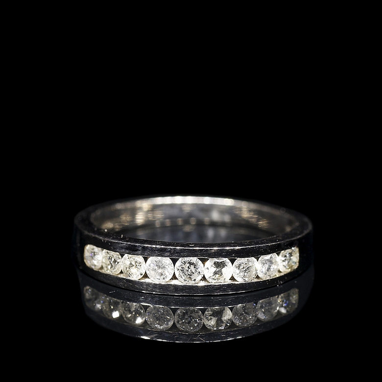 Media alianza en oro blanco de 18 kt con diamantes