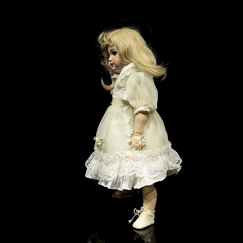 Muñeca rubia de porcelana, Europa, ca. 1885-1895