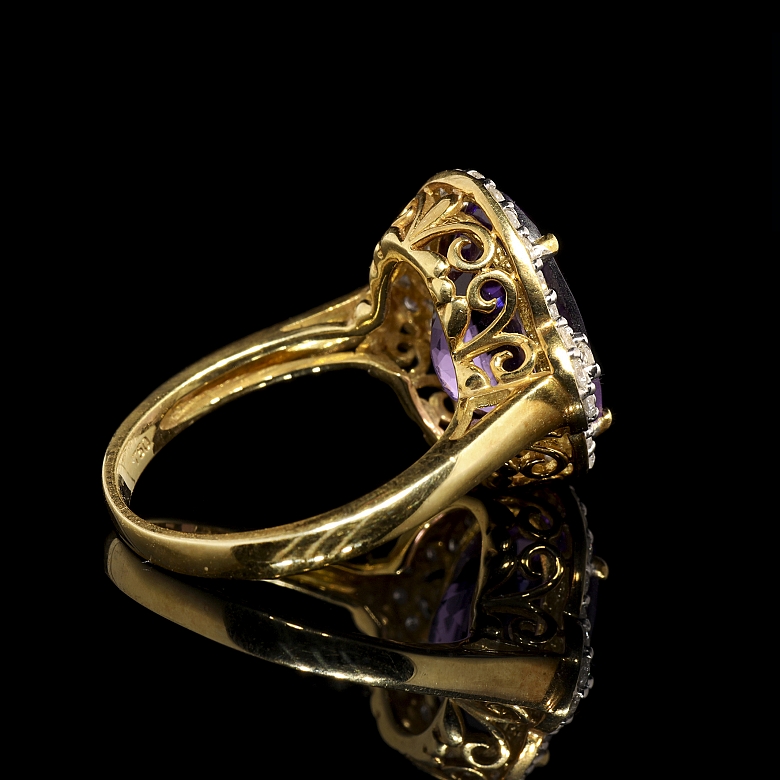 Anillo con amatista y diamantes en oro amarillo de 18K