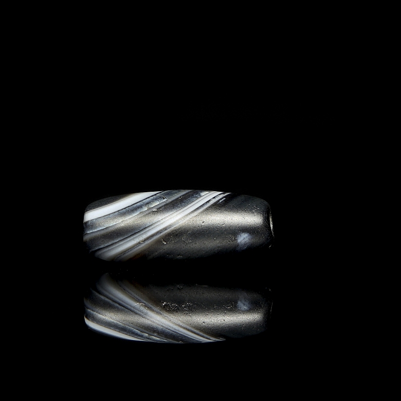 Black agate Dzi bead, Liao dynasty