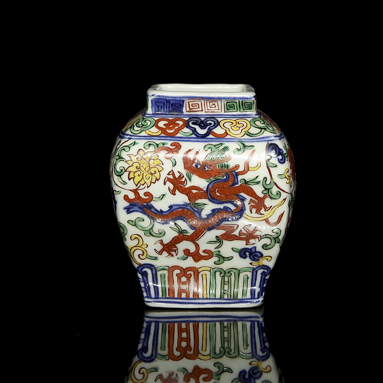 Wucai enamel vessel ‘Dragons’, with Wanli seal