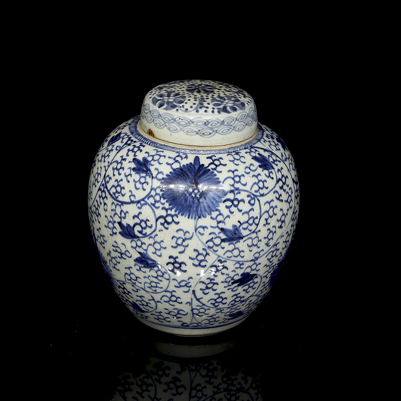Blue and white glazed porcelain Tibor ‘Chrysanthemums’, 20th century - 5