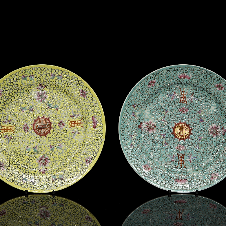 Pareja de platos esmaltados 