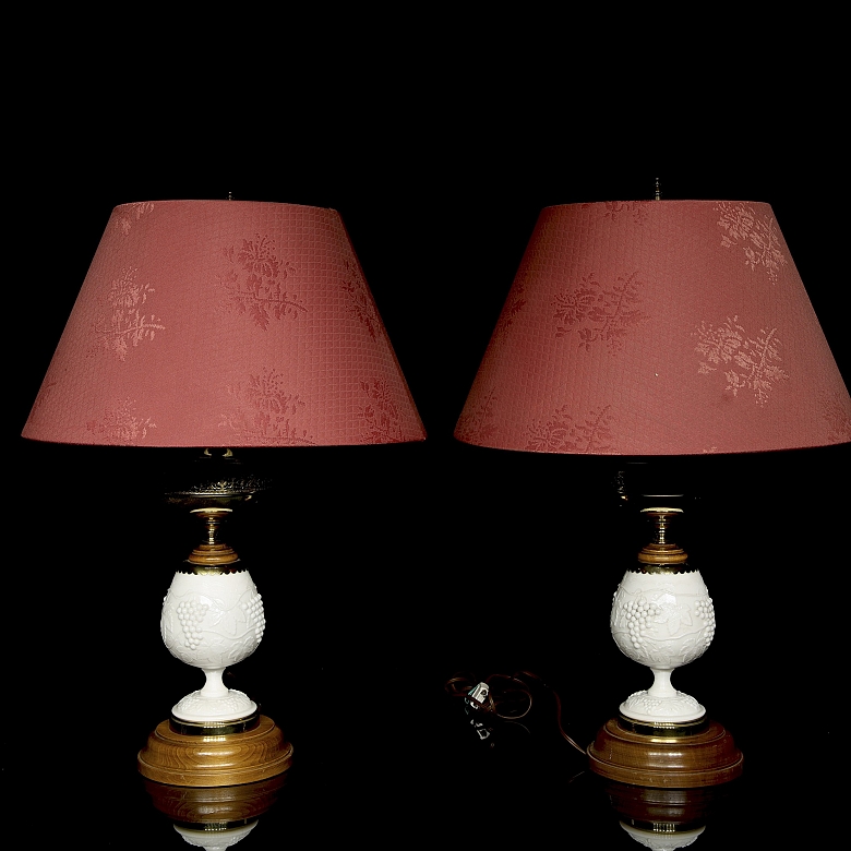 莱文顿，一对乳白玻璃灯，美国，20世纪