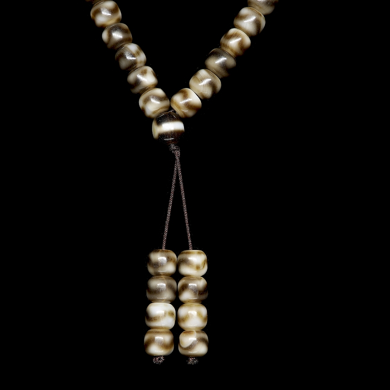 ‘Mala’ necklace with agate beads, Tang style