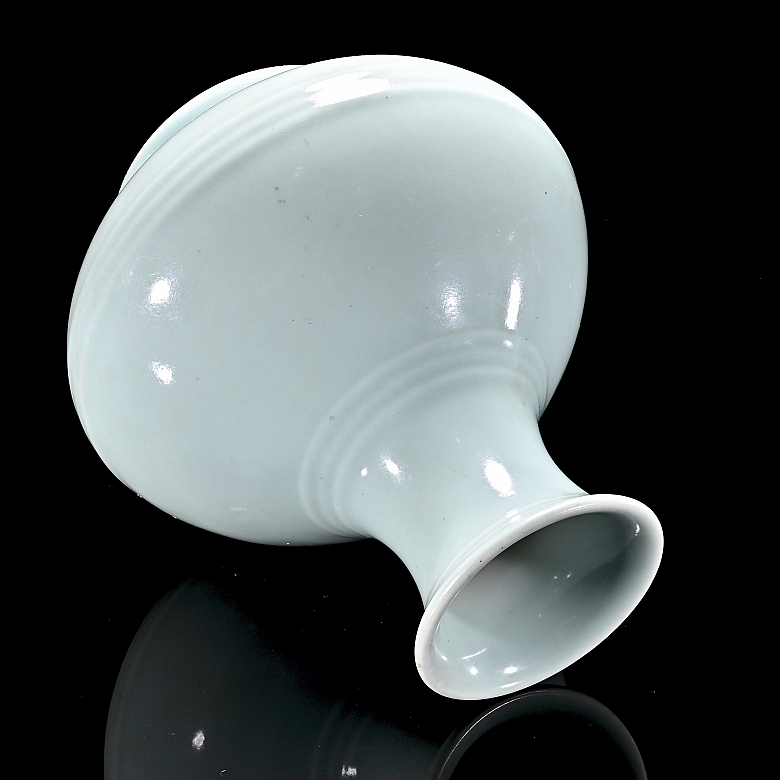 Vasija de porcelana con esmalte celadón, con marca Yongzheng