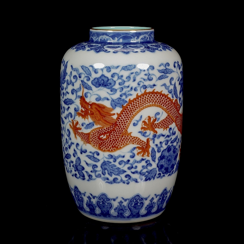 Glazed porcelain vase ‘Dragon’, with Qianlong seal