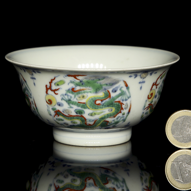 Glazed porcelain bowl ‘Dragons among clouds’, with Yongzheng seal