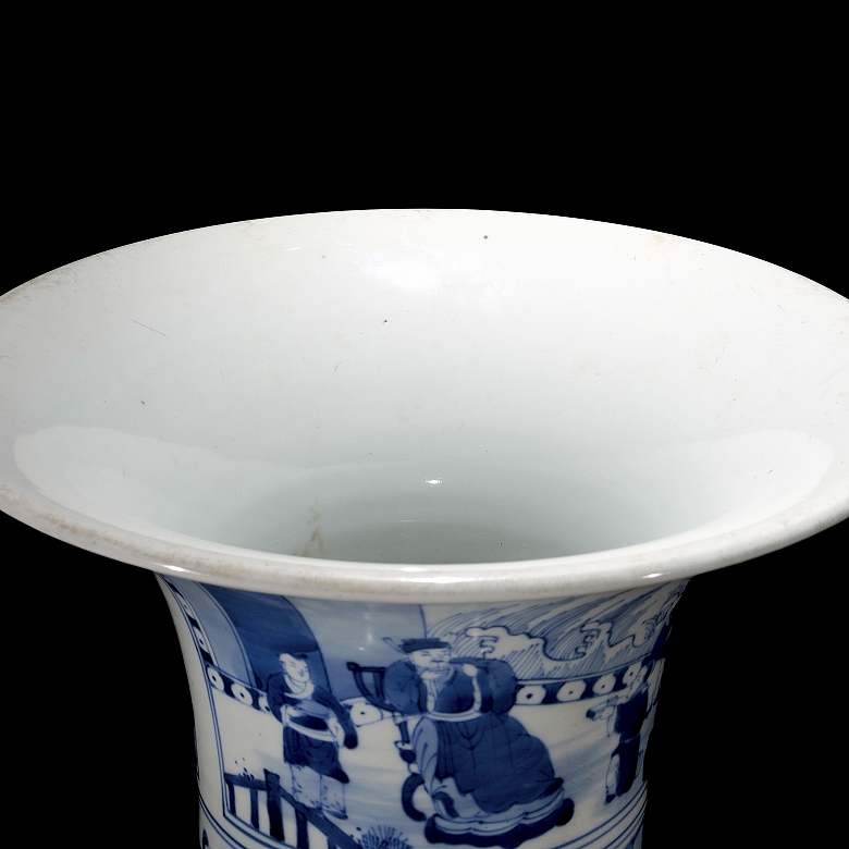 Jarrón azul y blanco en forma de ventana con patrones de figuras.  dinastía Qing