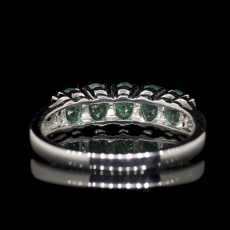 Anillo en oro blanco de 18k con esmeralda y diamantes