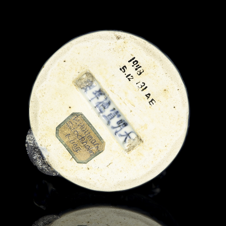 Figura de porcelana azul y blanca