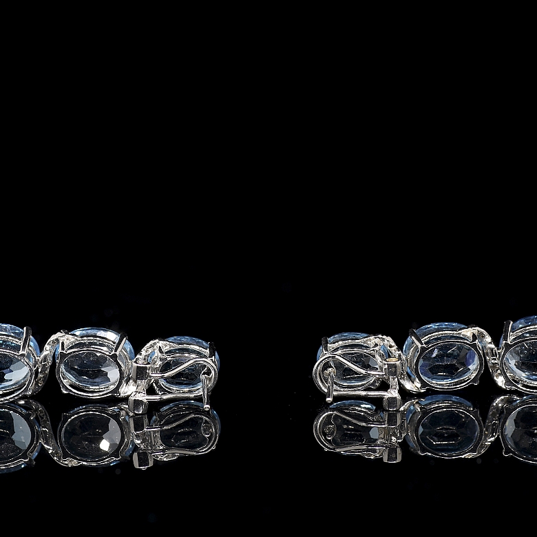 Conjunto de anillo y pendientes en oro blanco de 18k con topacios