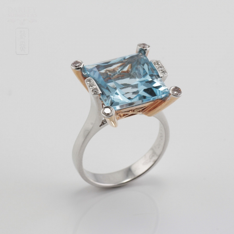 Anillo Bicolor en oro rosa y blanco ,topacio 9.55cts , diamantes
