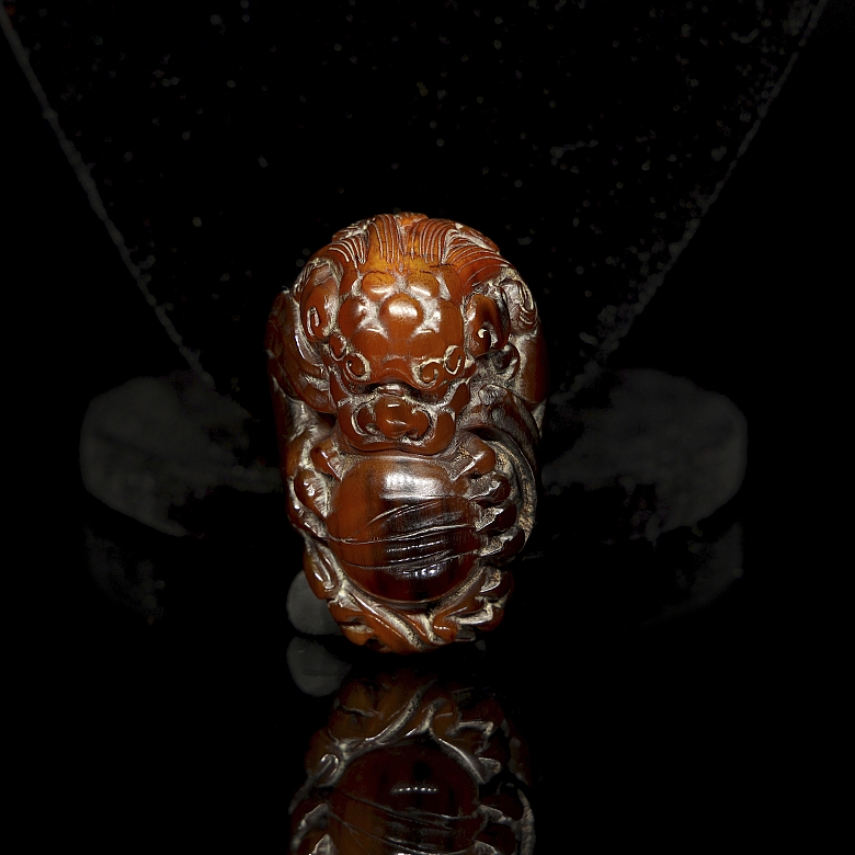 Conjunto de collar y figura de asta tallada, s.XX