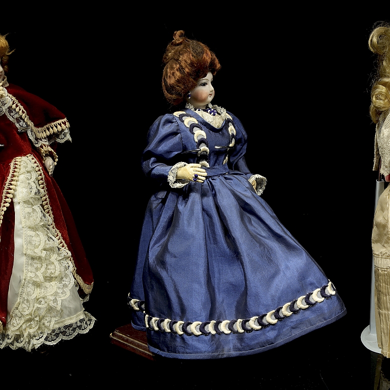 Tres muñecas de porcelana