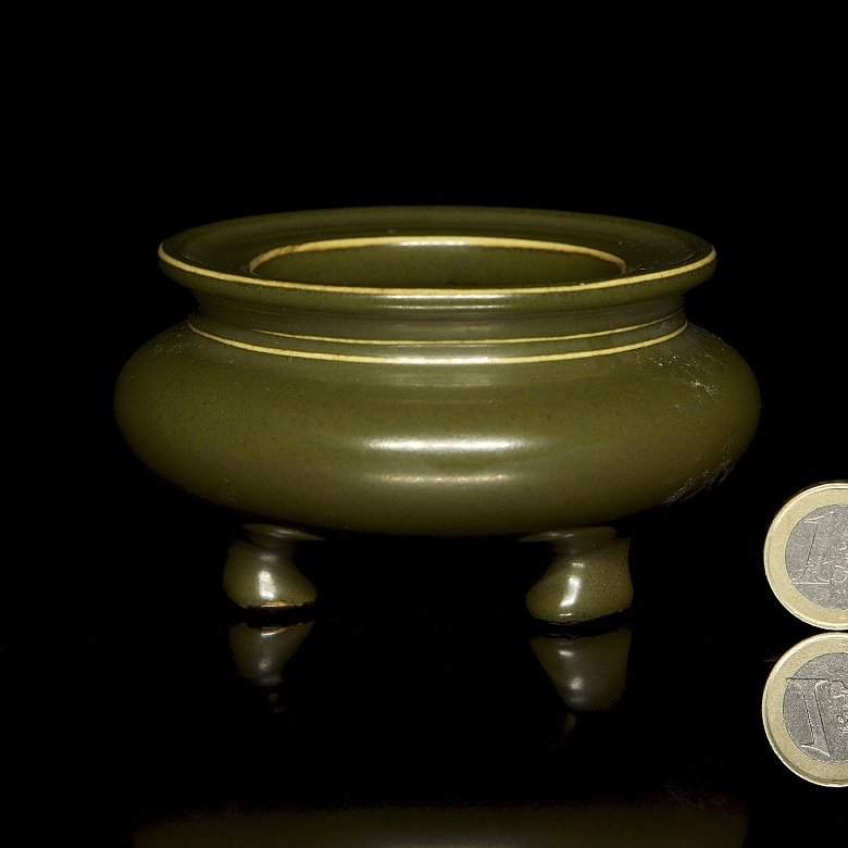 Olive green porcelain tripod incense burner, with Qianlong seal
