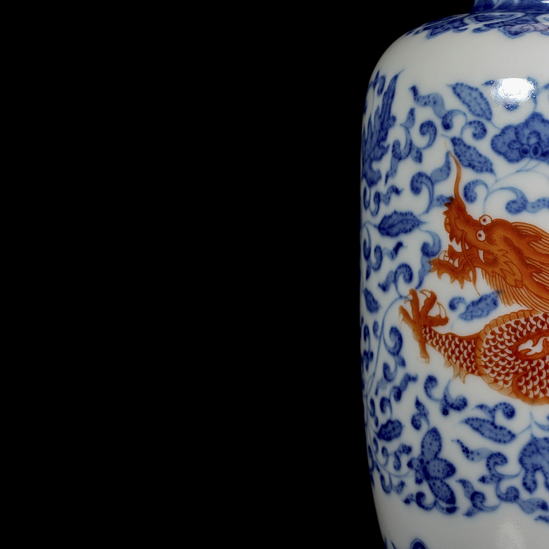 Glazed porcelain vase ‘Dragon’, with Qianlong seal