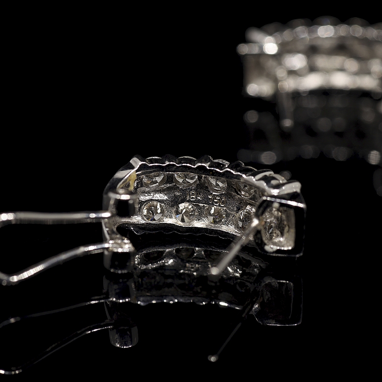 Par de pendientes en oro blanco de 18k y diamantes