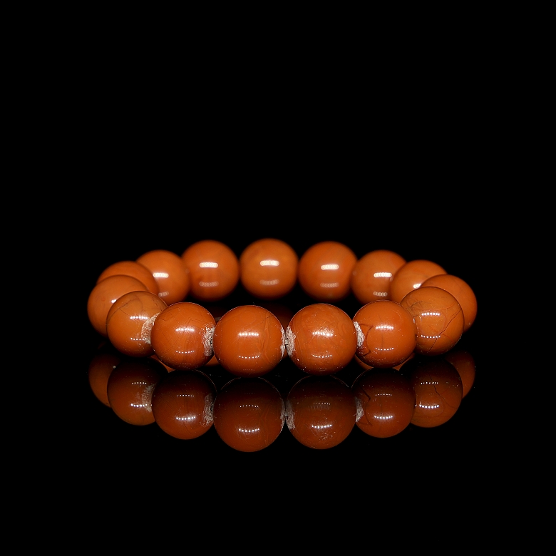 Bracelet with fifteen agate beads, 20th century