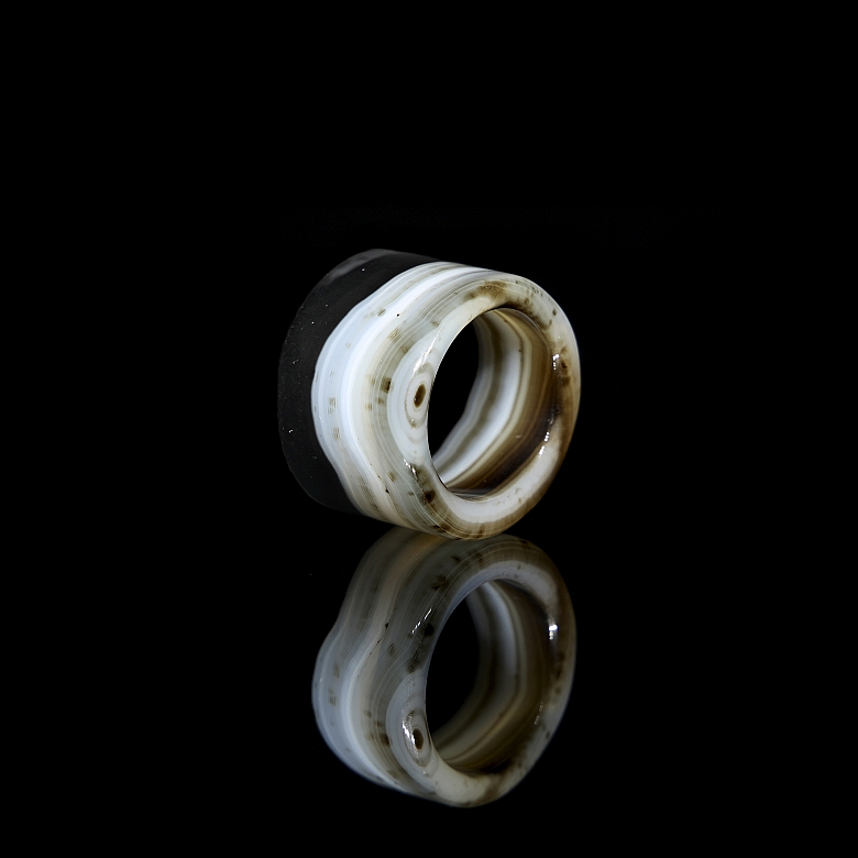 Anillo de arquero de ágata, dinastía Liao