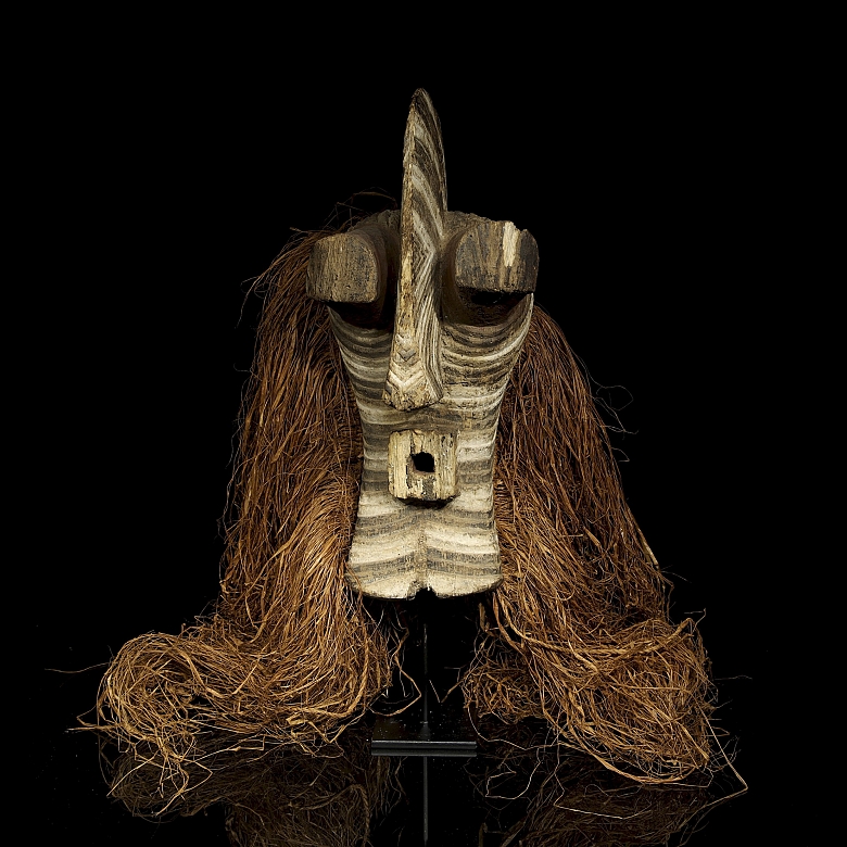 Máscara Kifwebe Songye con Traje de Rafia, R.D. del Congo, s.XX
