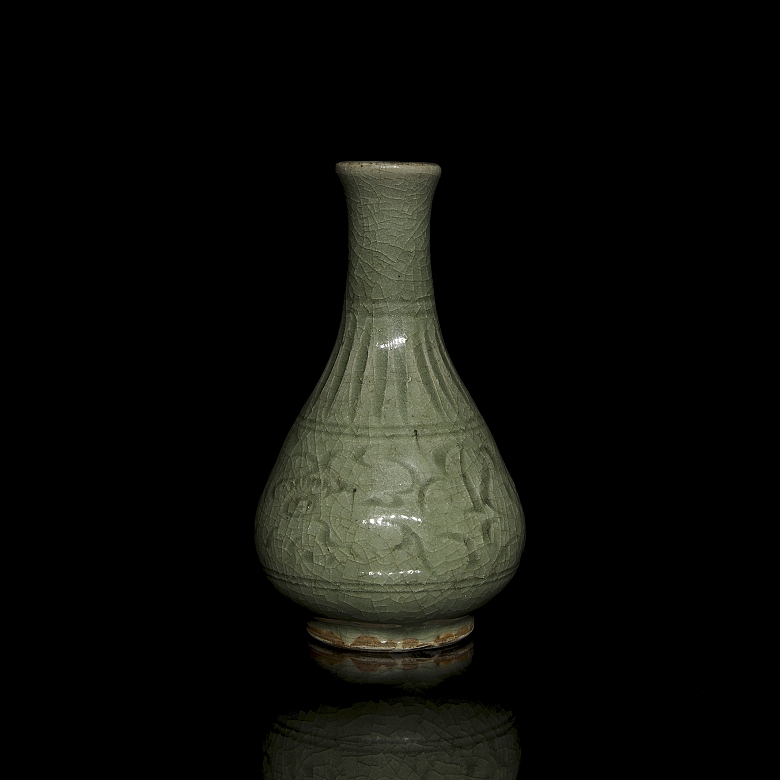 Celadon porcelain vase ‘Engraved flowers’, Song style - 1