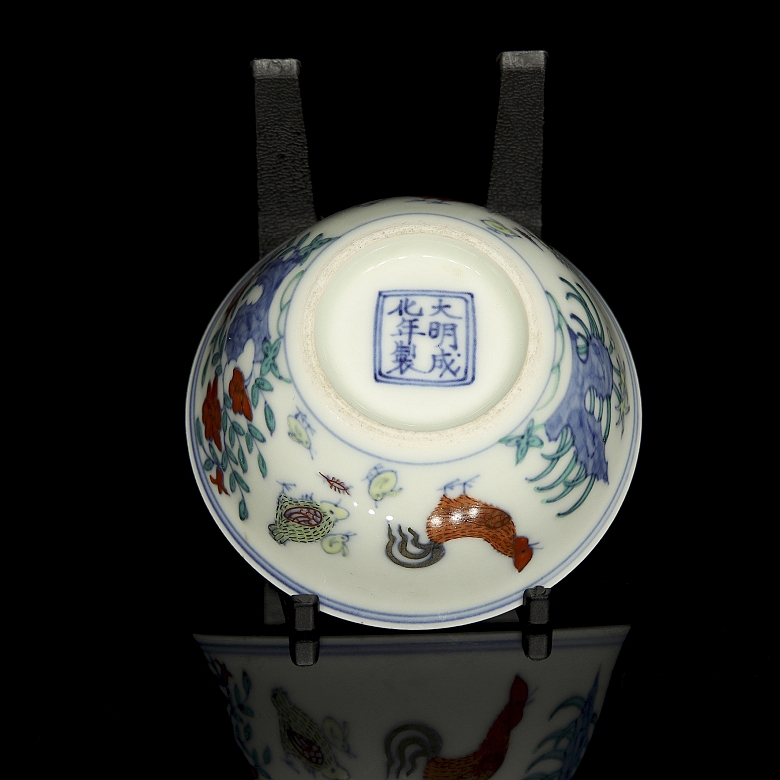 Polychrome porcelain bowl ‘Roosters and peonies’, with Chenghua seal