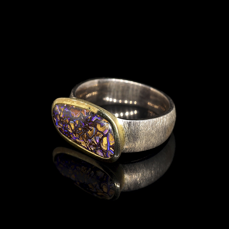 Anillo de plata de ley con ópalo
