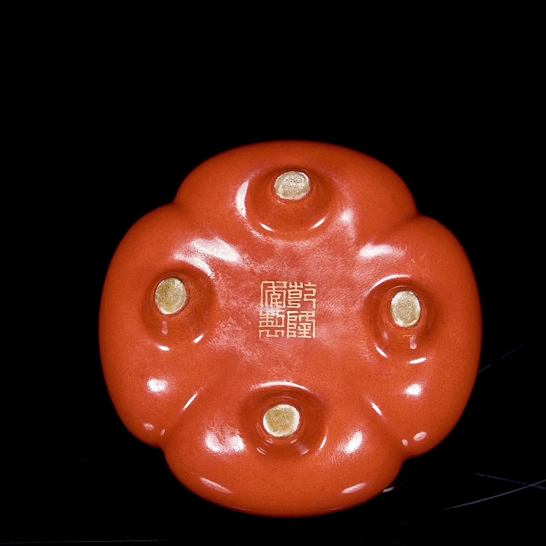 Incensario trípode esmaltado en rojo coral, dinastía Qing