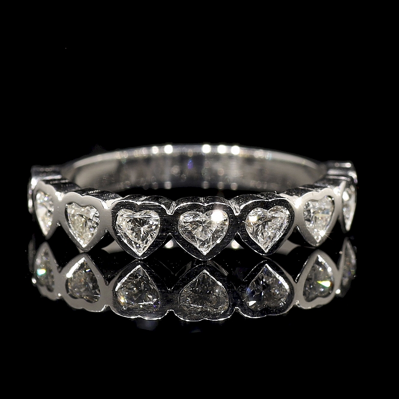 Media alianza de oro blanco de 18K con diamantes en talla corazón, 0.88 ct