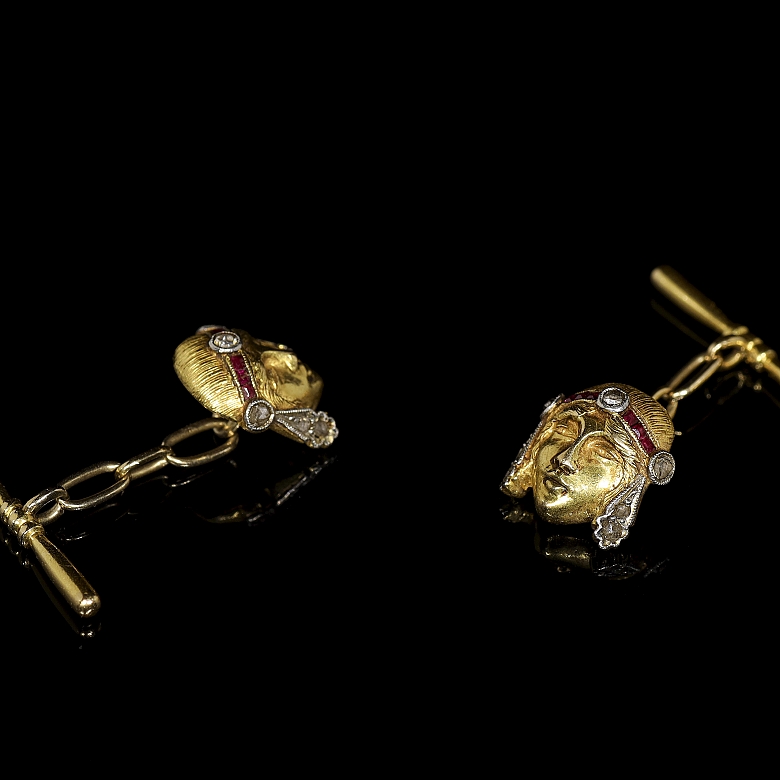 Gemelos de oro amarillo de 18 kt con esmaltes y brillantes