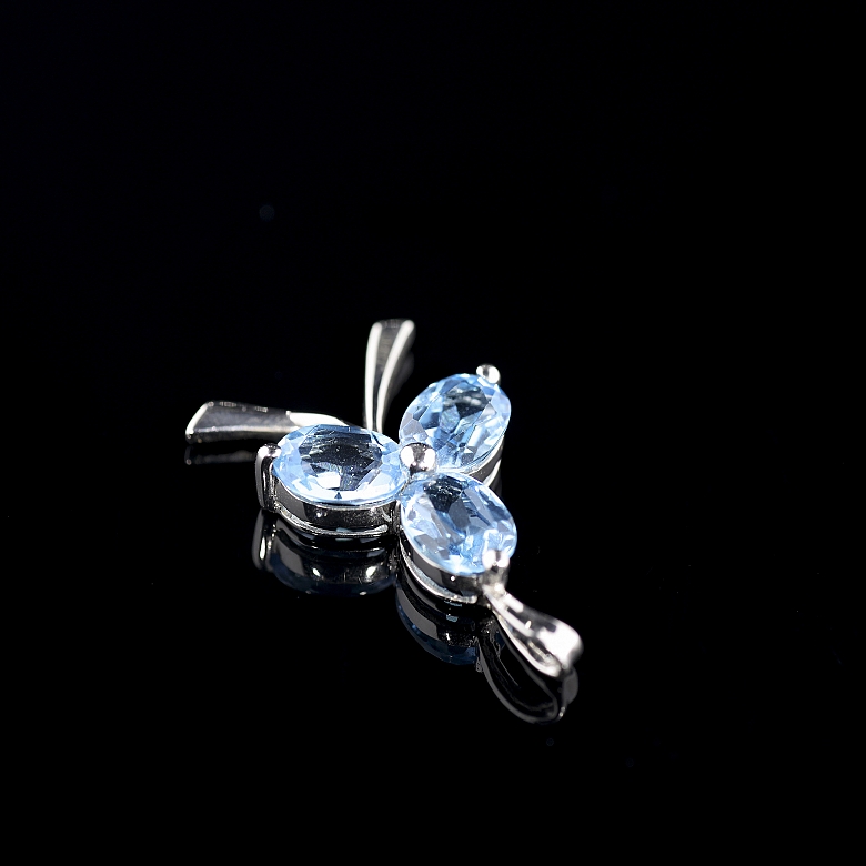 Colgante de oro blanco de 18k con topacios