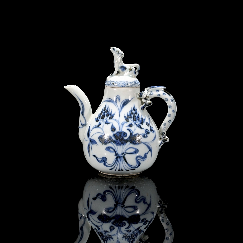 Jarra de vino de porcelana azul y blanca 
