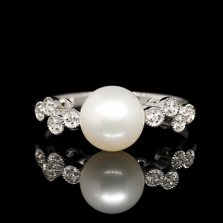 Anillo en oro blanco de 18k con perla y diamantes