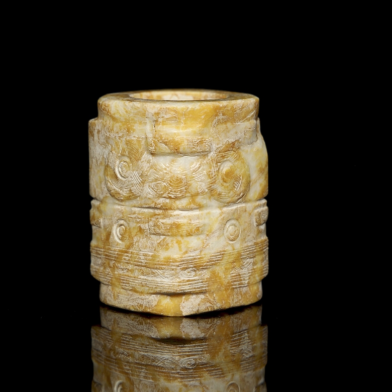 Cong de jade tallado